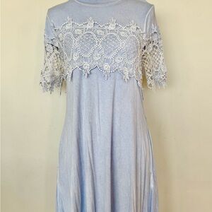 Light blue flowy dress with lace overlay and lace sleeves | EUC | Pockets | S